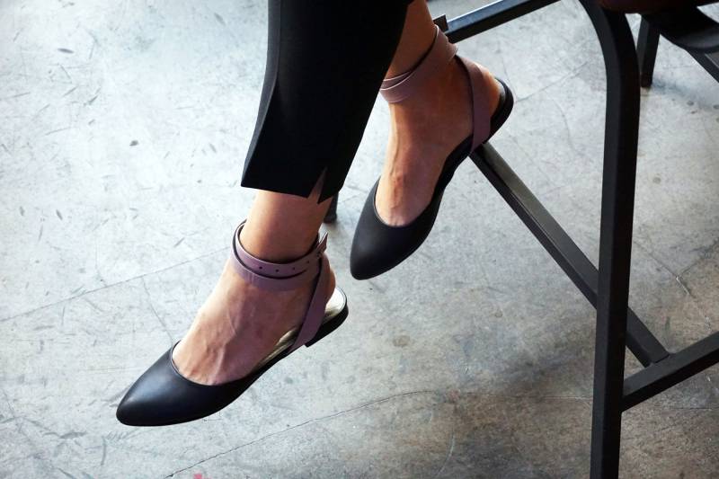 Eloise Flat - Schwarz Handgefertigte Leder Damen Flache Schuhe Sommerkollektion 2023 von Keymandesign