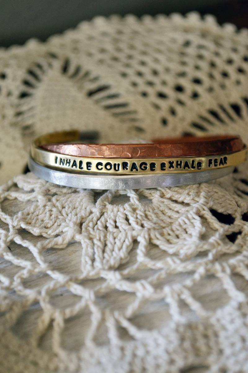 Atmen Sie Mut Exhale Angst Armband - Mantra-Armband Hand Gestempelt Manschette Handstamped Motivations-Schmuck Stacking-Armband von Keytiques