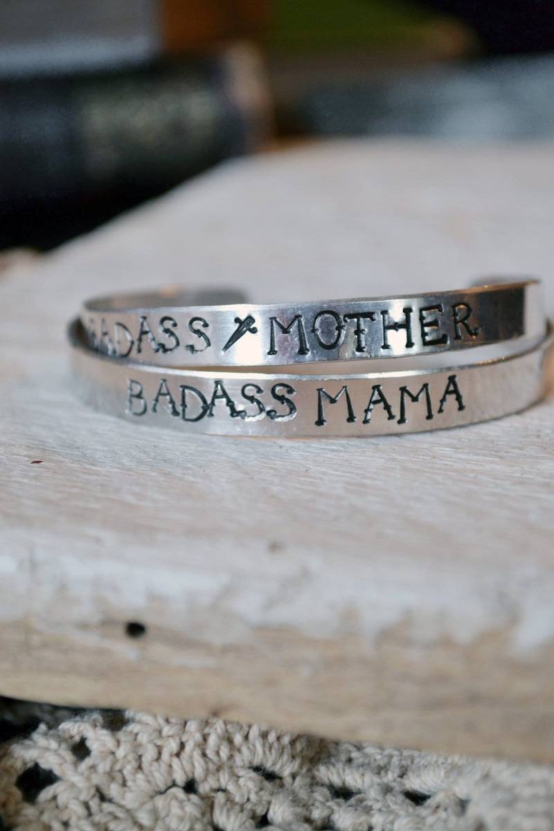 Badass Mutter - Mama Manschette Tattoo Text Armband Hand Gestempelt Stacking Mutterschaft von Keytiques