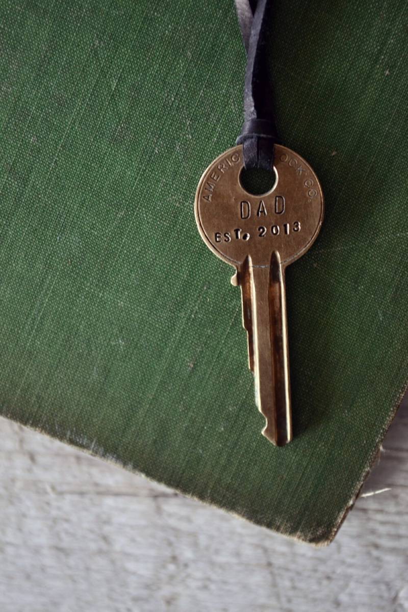 Benutzerdefinierte Papa Schlüsselkette - Taste, Um Väter Herz Hand Gestempelt Schlüssel Halskette Vatertagsgeschenk Gegründet von Keytiques