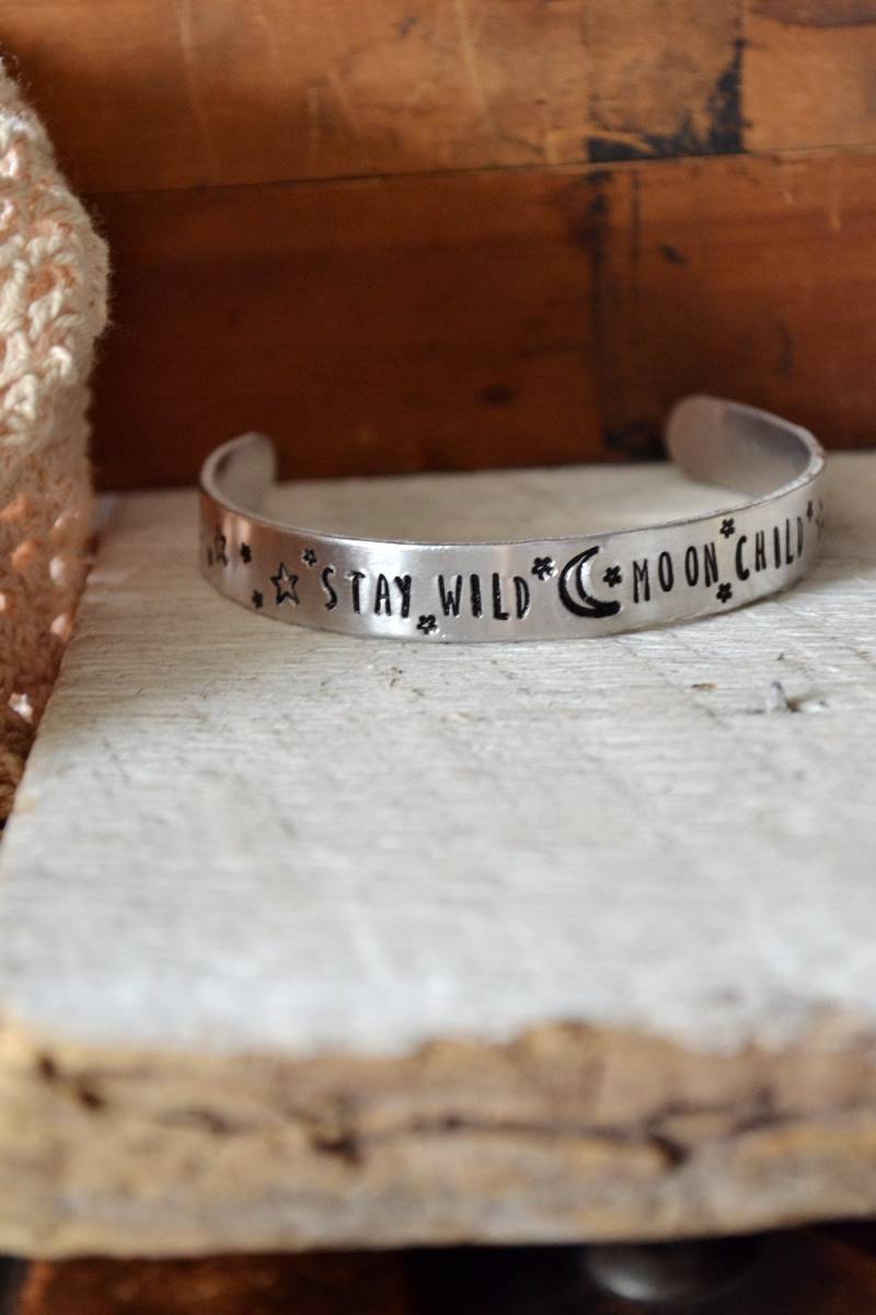 Bleib Wild Mondkind Armband - Mantra Handgestempeltes Stapeln Inspiration von Keytiques