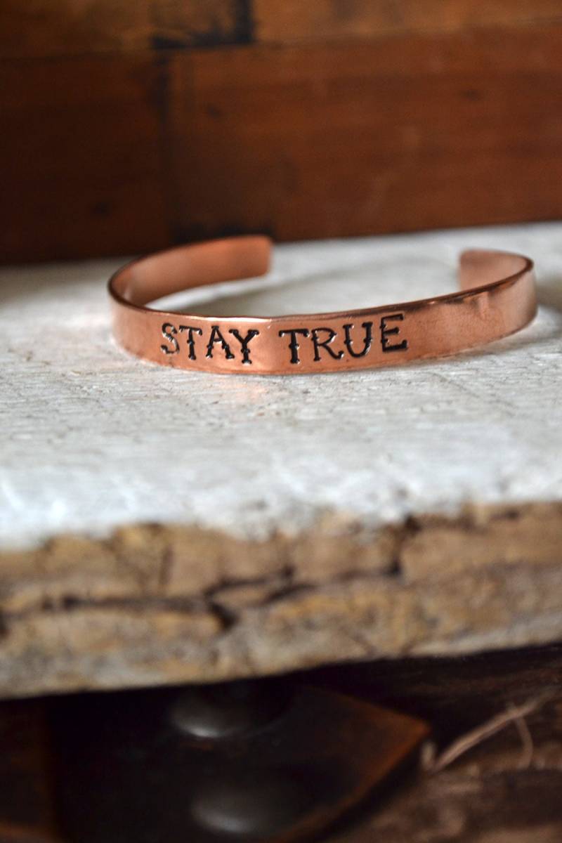 Bleiben Sie Wahr - Anker Mantra Armband Hand Gestempelt Stapeln Inspirierende von Keytiques