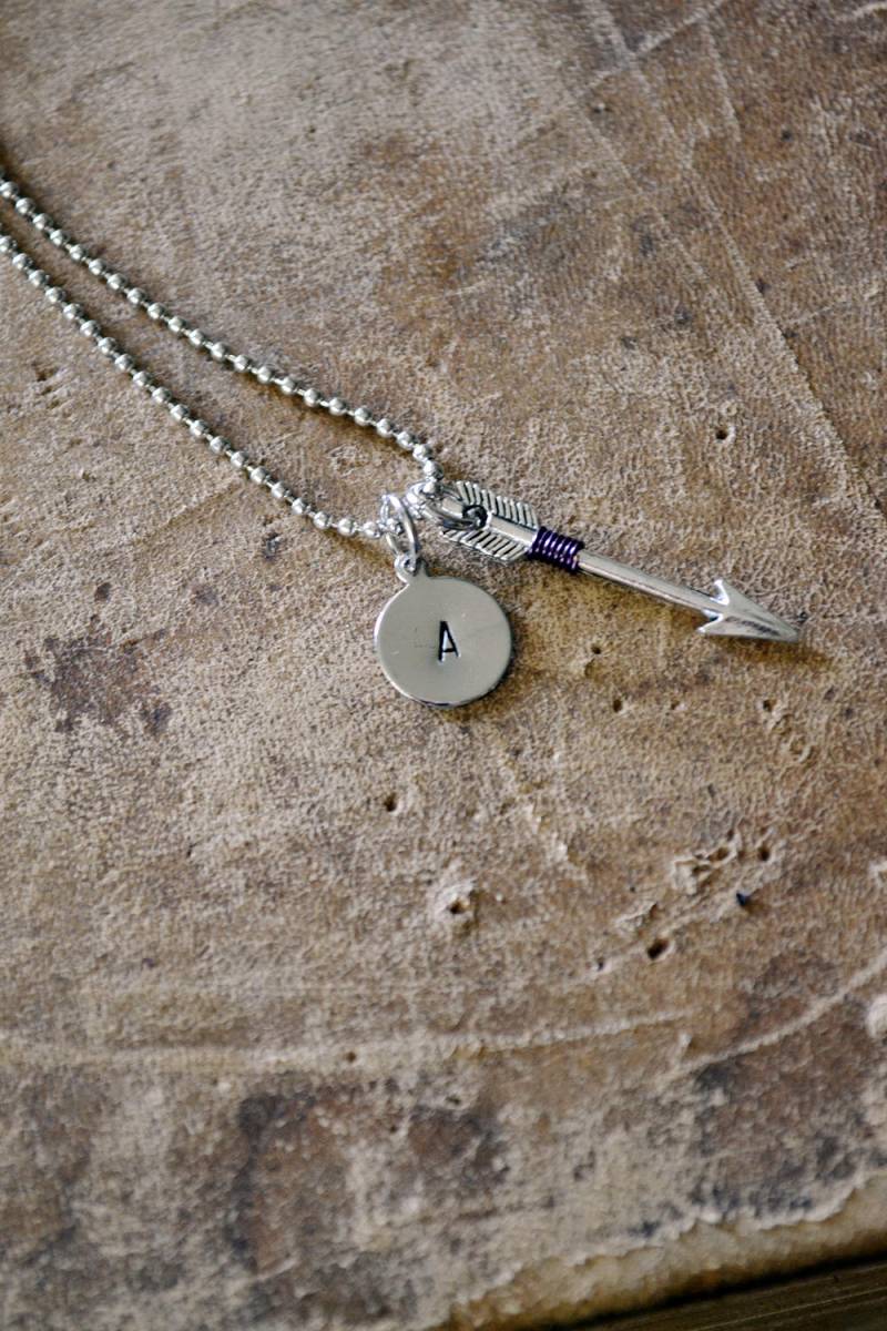 Erste Pfeil Halskette - Hand Gestempelt Erste Silberpfeil Silber Draht Umwickelt Benutzerdefinierte Schmuck von Keytiques