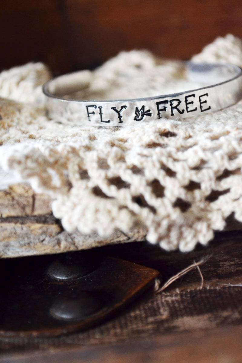 Fliegen Sie Frei - Spatz Mantra Armband Hand Gestempelt Stapeln Inspirierende Armreif von Keytiques