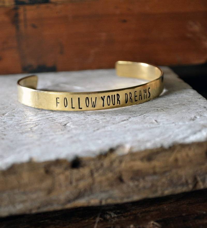 Folgen Sie Ihren Träumen - Hand Gestempelt Manschette Stacking-Armband Inspirierend Schmuck Armreif von Keytiques