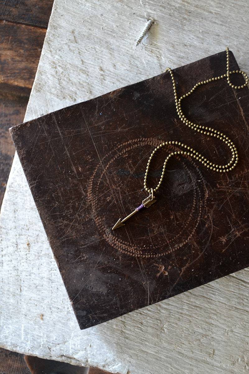 Glück Pfeil - Draht Umwickelt Womens Halskette Wählen Sie Ihre Farbe von Keytiques