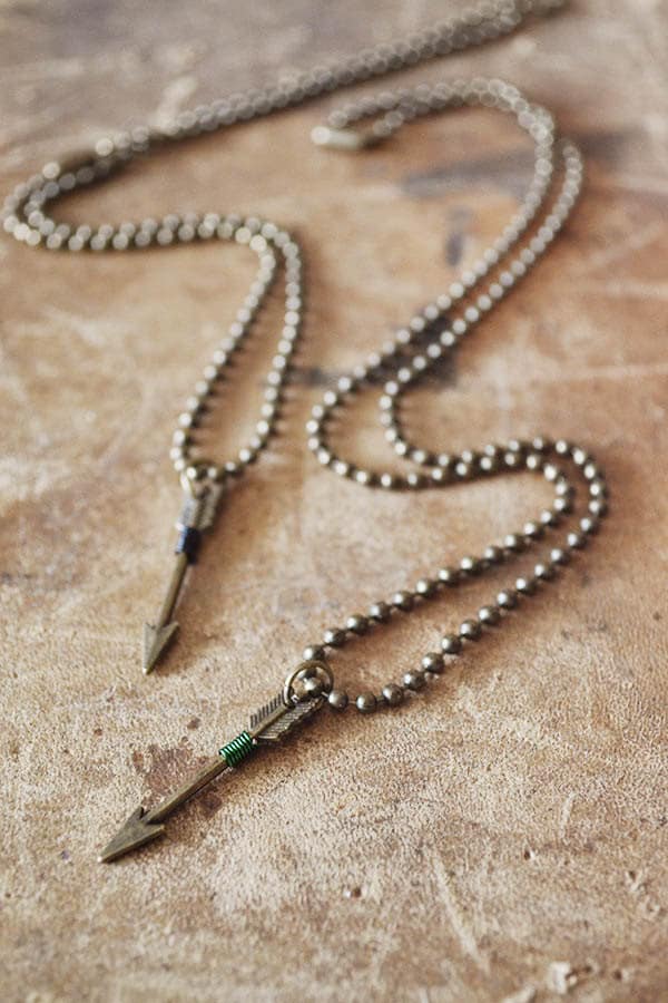 Glück Pfeil Halskette - Draht Umwickelt Messing-Pfeil-Halskette Folgen Sie Ihren Mens Pfeil-Halskette Anpassen von Keytiques