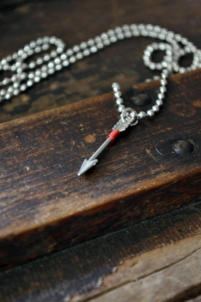 Glück Silberpfeil - Draht Umwickelt Pfeil Benutzerdefinierte Halskette Mens Wählen Sie Ihre Farbe von Keytiques