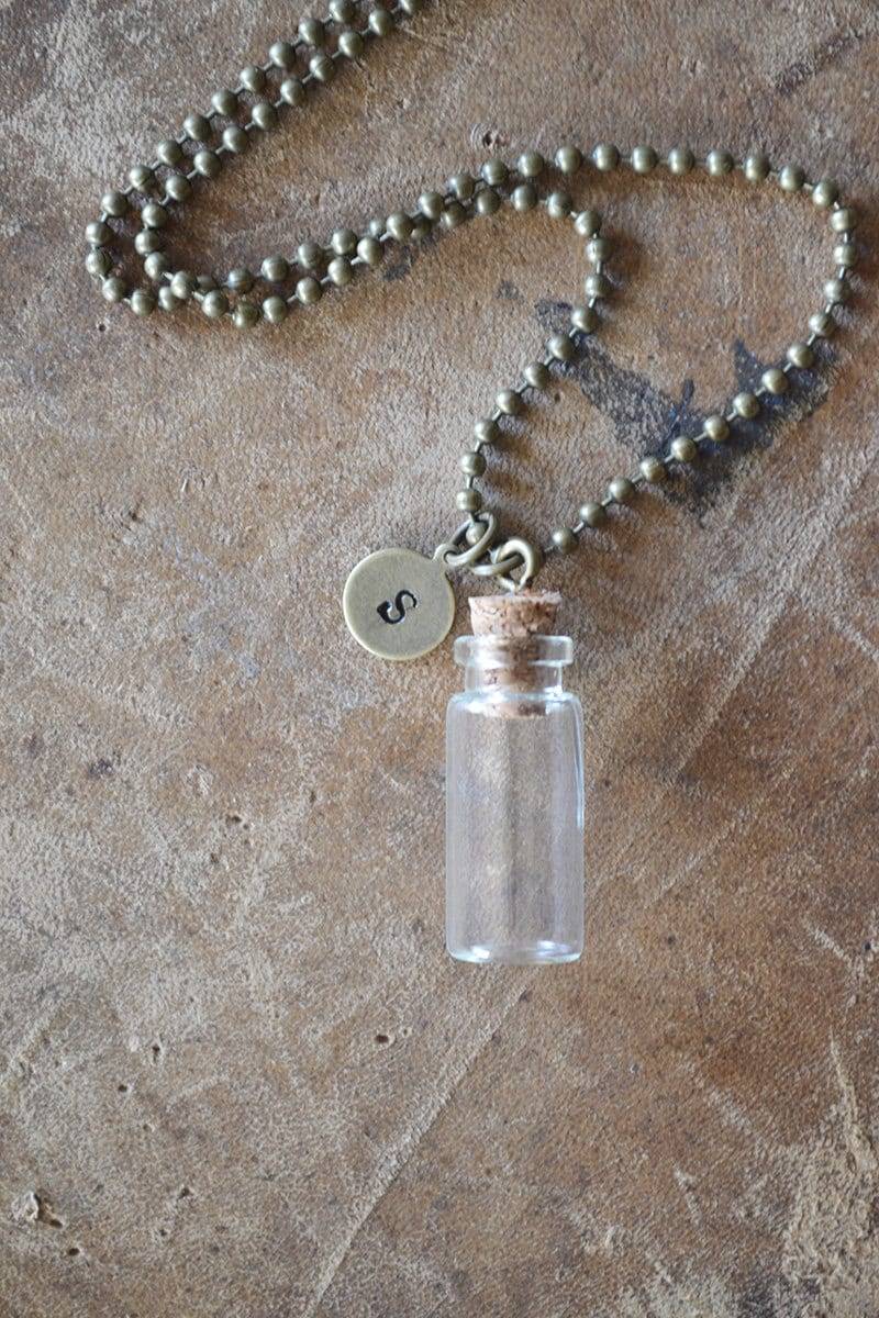 Handgestempelte Initiale in Einer Flasche Halskette - Herren Messing Mini Individualisieren Sie Diese von Keytiques