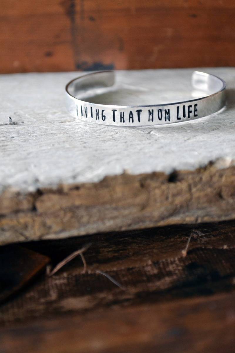 Leben, Dass Mama Leben - Mama-Armband Armband Mutterschaft Armreif Stacking Handgestempelt von Keytiques
