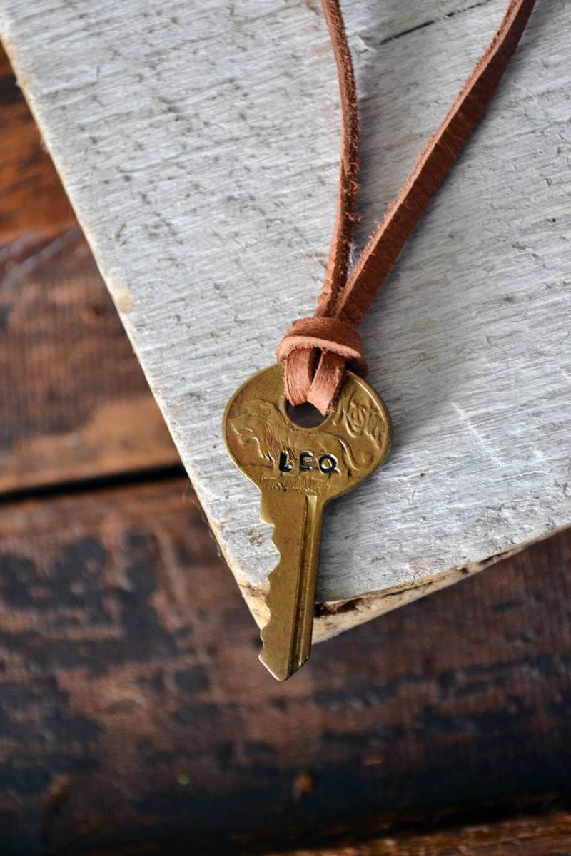 Leo-Key - Vintage Schlüssel Halskette Messing Löwe Schlüsselanhänger Masterlock Hand-Stempel Horroscope Sternzeichen Geburtstagsgeschenk von Keytiques