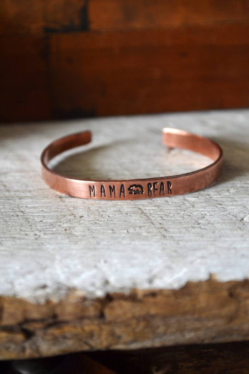 Mama Bär Manschette Armband - Hand Gestempelt Stacking Armreif von Keytiques