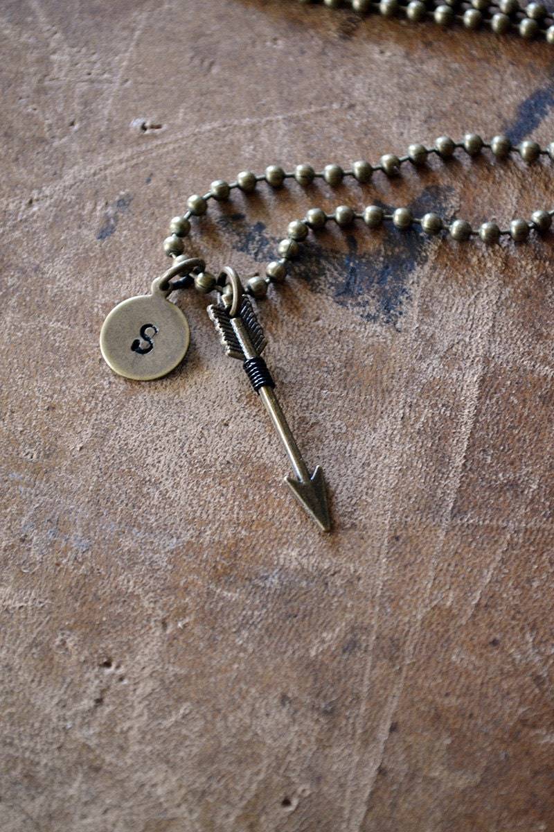 Messing-Erste Pfeil-Halskette - Draht Umwickelt Hand Gestempelt Initial Halskette Herren Wählen Sie Ihre Farbe von Keytiques