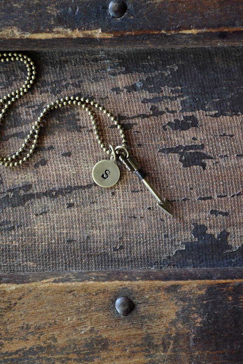 Messing-Erste Pfeil-Halskette - Draht Umwickelt Pfeil Womens Halskette Hand Gestempelt Initial Wählen Sie Ihre Farbe von Keytiques