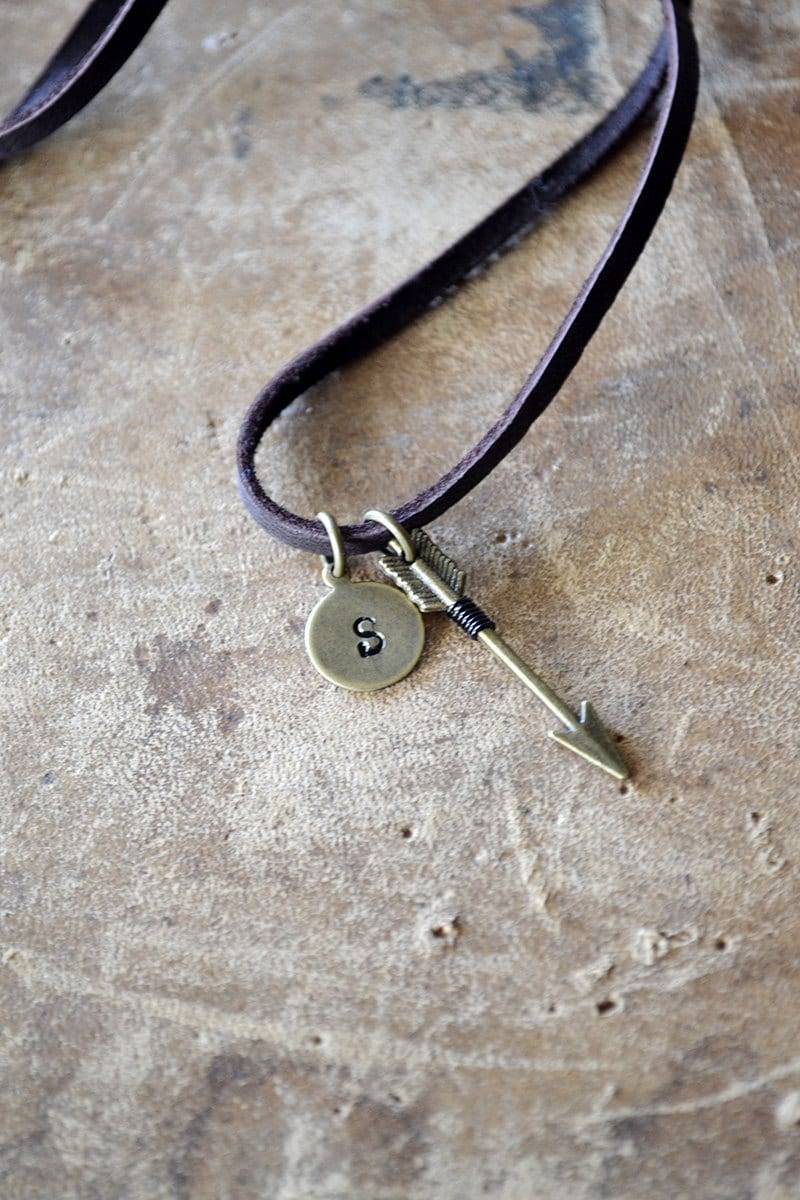 Messing Initial Arrow Halskette-Hand Gestempelt Halskette-Mens Halskette-Wire Geworfen Pfeil-Custom Pfeil Schmuck-Leder von Keytiques