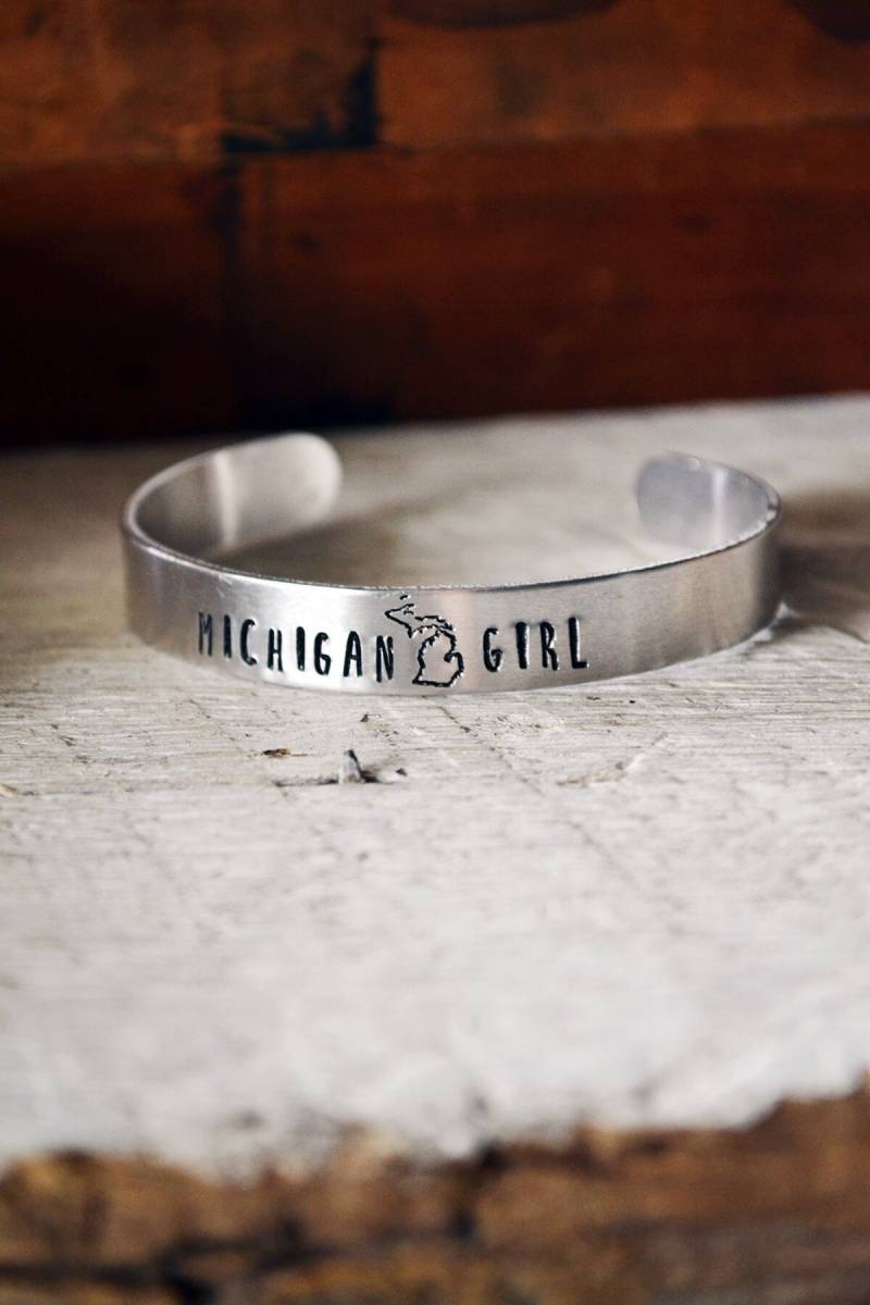 Michigan Mädchen Armreif - Hand Gestempelt Armband Stacking Schmuck von Keytiques