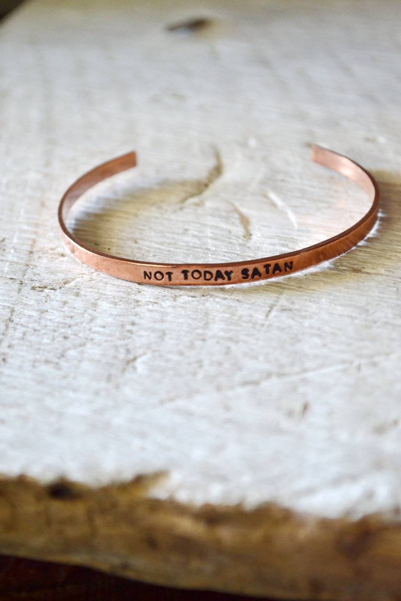 Nicht Heute Handgestempelt Satan - Mantra-Armband Manschette Handstamped Armband Motivations-Schmuck Stapel Inspirierend von Keytiques