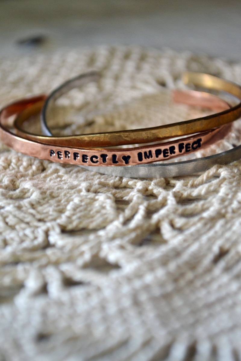 Perfekt Unperfektes Armband - Mantra Handgestempelter Armreif Handgestempeltes Stapelarmband Inspiration Self Inspire von Keytiques
