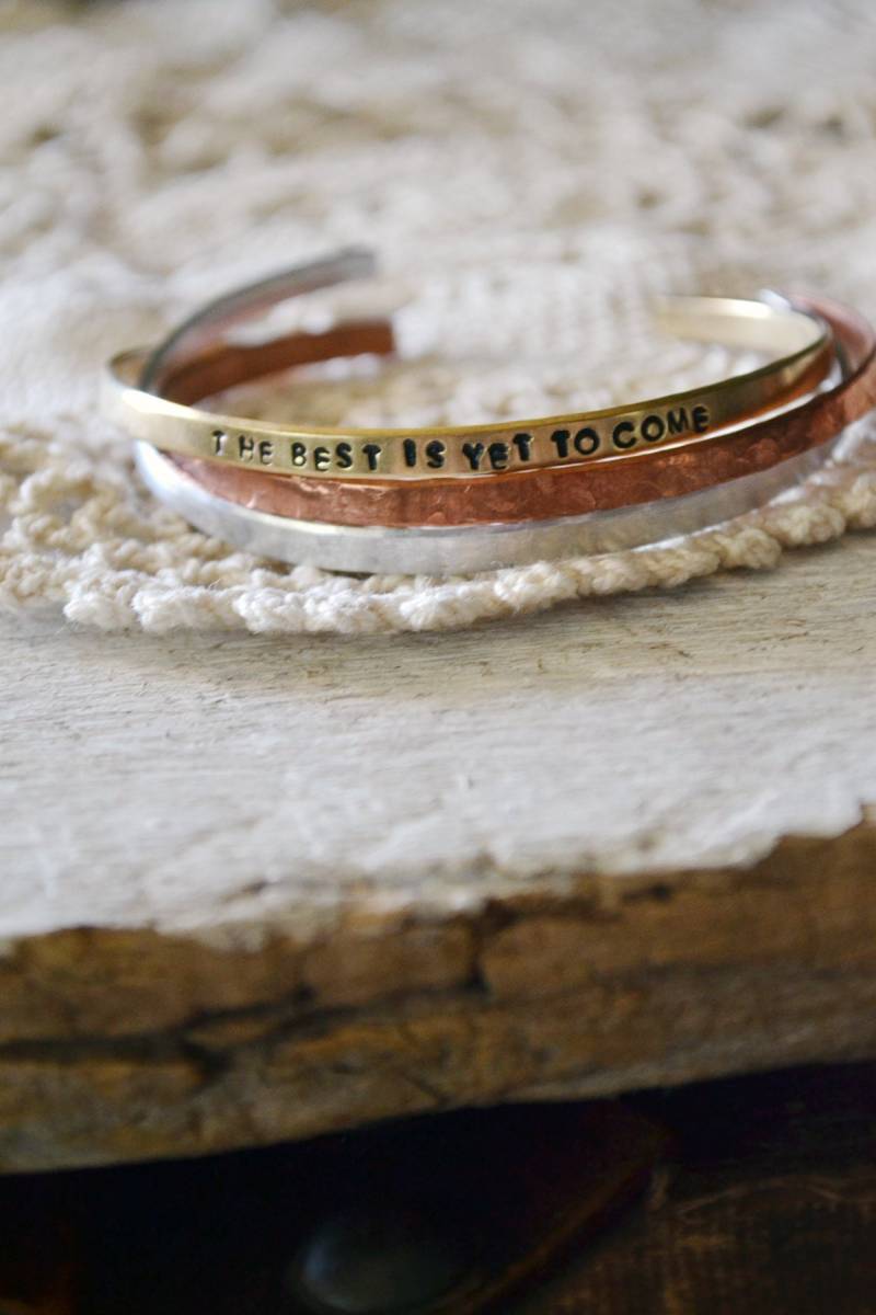 The Best Is Yet To Come - Mantra Armband Handgestempelte Manschette Handgestempeltes Motivations Schmuck Stacking von Keytiques