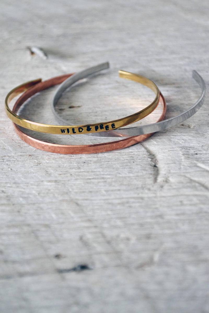 Wild & Frei - Mantra-Armband Hand Gestempelt Stacking-Armband Inspirierende Armband Boho Handstamped Armreif von Keytiques
