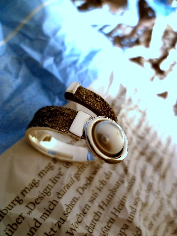 Idol Ring Mit Rubin, Weiss Und Schwartz Süssperlen Silber 925 Karat Idol Ring Mit Rubin, Weiss Und Schwartz Süssperlen Silber 925 Karat von Kharmadesign