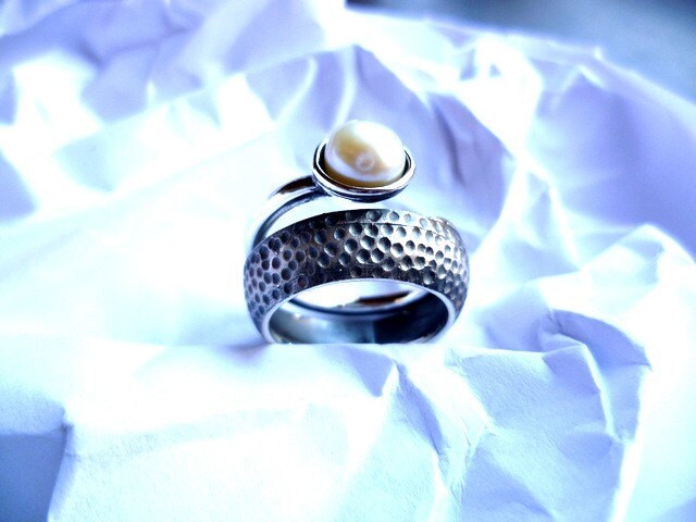 Kharma Silber Ring Mit Süssperle Kharma Silber Ring Mit Süssperle von Kharmadesign