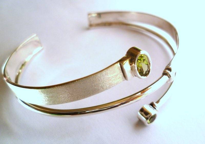 Kharma Silber Spiral Armband Mit Perfekt Grüne Peridot Kharma Silber Spiral Armband Mit Perfekt Grüne Peridot von Kharmadesign