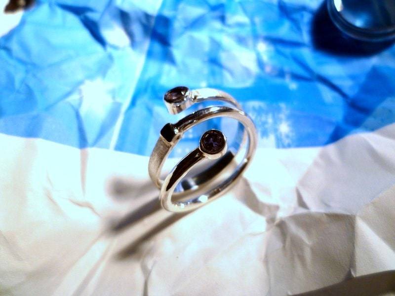 Kharma Spiralring Beide Seiten Mit Steinen Und Halb Matt, Fertig Kharma Spiralring Beide Seiten Mit Steinen Und Halb Matt, Fertig von Kharmadesign