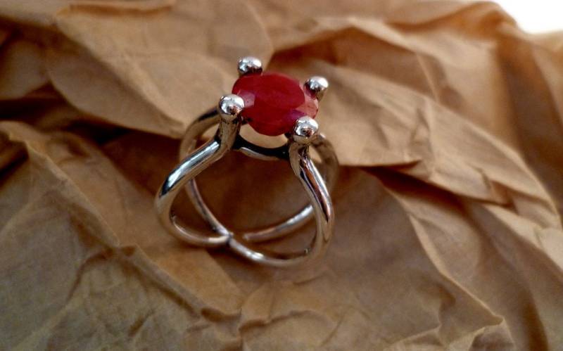 Tulpen Ring Mit Runden Facettierten Rubin 9mm Silber 925 Ct von Kharmadesign