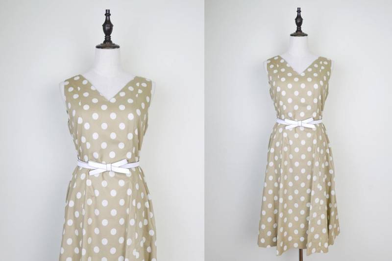Beige Vintage A-Linie Kleid Weiß Gepunktetem V Neck Ärmelloses Größe S-M von KhunMali1
