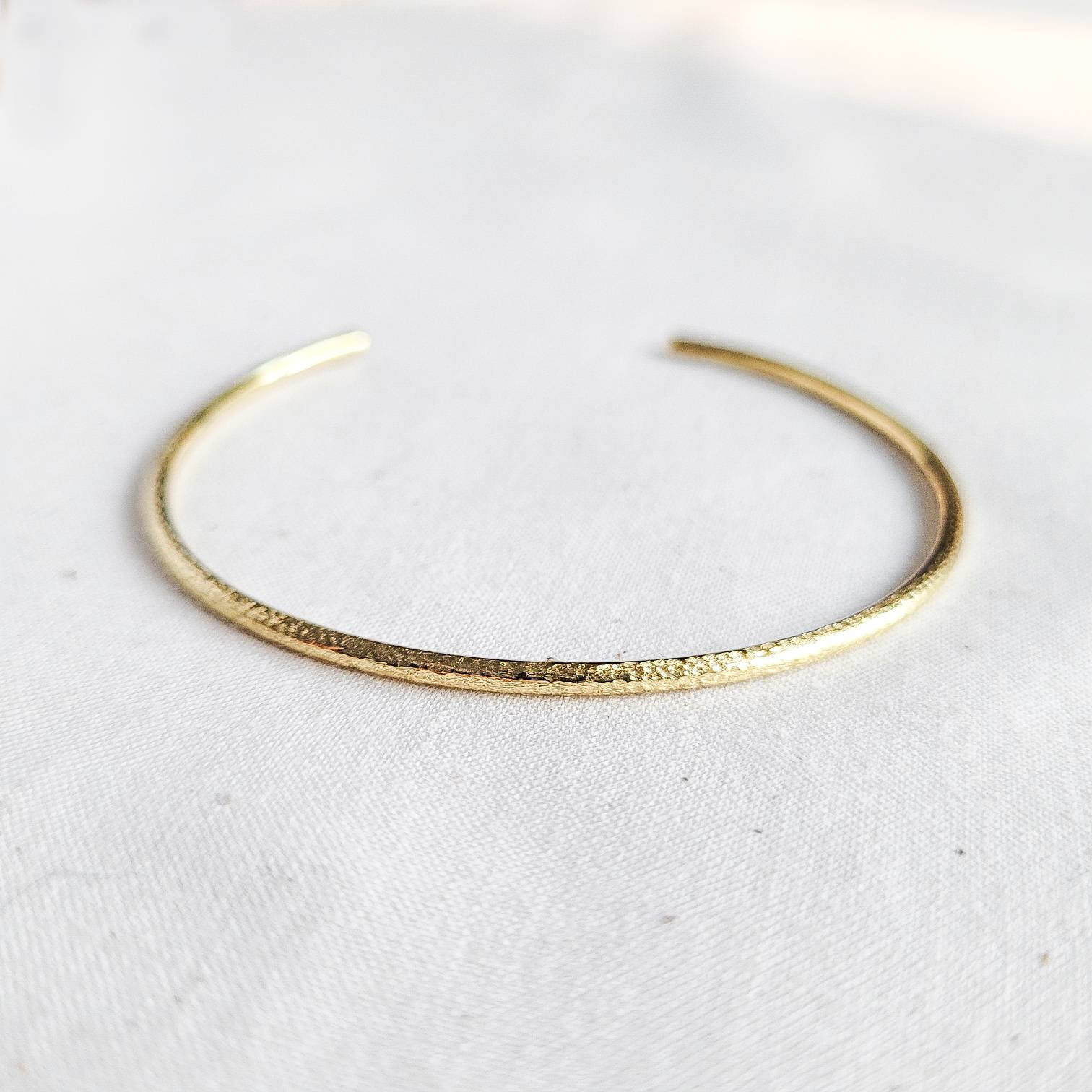 Dünner Goldarmreif, Skinny Goldarmband, Einfaches Slim Armreif, Dainty Armband, Messingarmreif, Stacking Dünne Armspange Dünner Goldarmreif, Skinny Goldarmband, Einfaches Slim Armreif, Dainty Armband, Messingarmreif, Stacking Dünne Armspange von KiJoJewellery