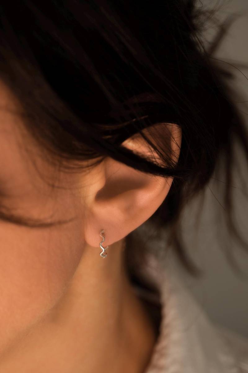 Gewellte Ohrringe, Ohrringe Aus Recyceltem Silber, Wave-Creolen, Twist-Creolen, Huggie-Creolen Mini-Creolen Minimal-Creolen Silber Gewellte Ohrringe, Ohrringe Aus Recyceltem Silber, Wave-Creolen, Twist-Creolen, Huggie-Creolen Mini-Creolen Minimal-Creolen Silber von KiJoJewellery