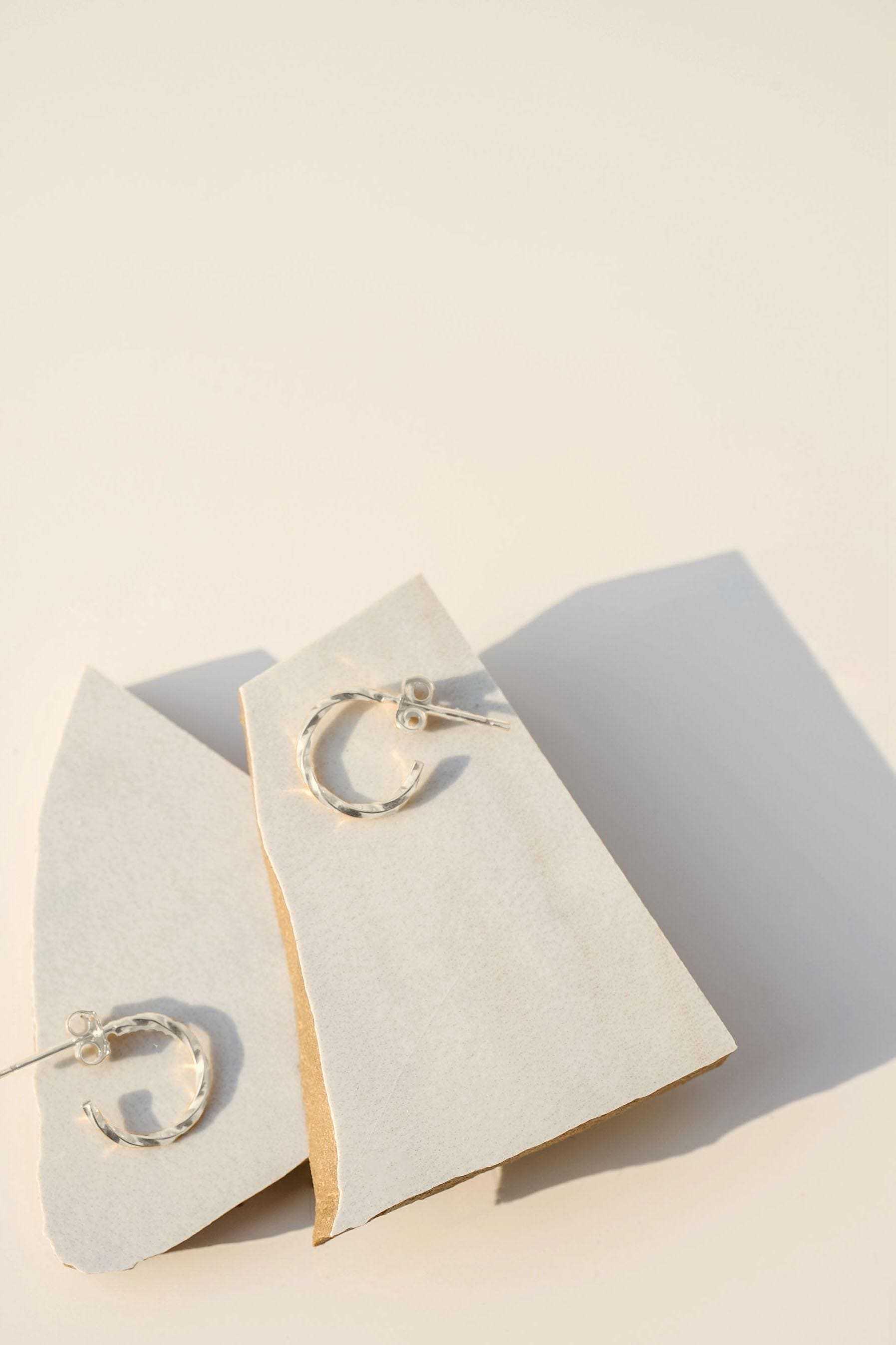 Kleine Silber Creolen, Sterling Ohrstecker, Recycelte Ohrringe, Mini Minimale Creolen Kleine Silber Creolen, Sterling Ohrstecker, Recycelte Ohrringe, Mini Minimale Creolen von KiJoJewellery