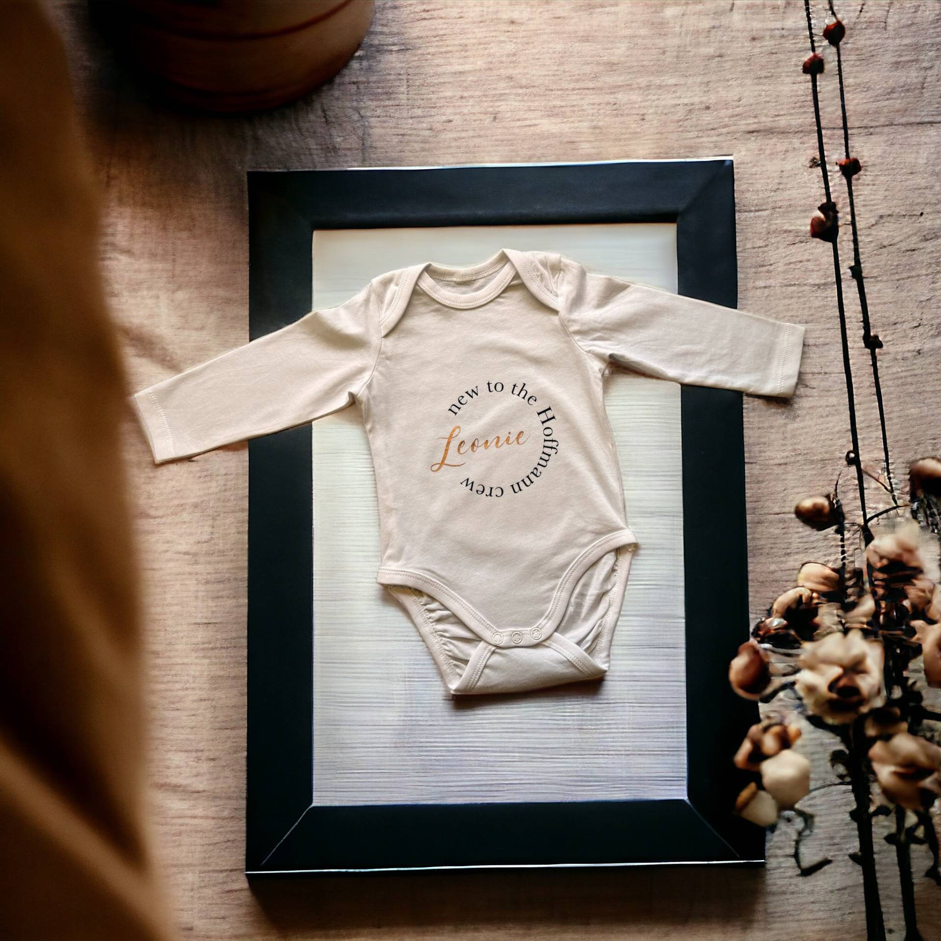 Babybody Baby Body Junge Mädchen Geburt Geschenk Personalisiert Schwangerschaft Schwanger Verkündung Hallo Welt Neues Familienmitglied von KiKlahandmadeshop