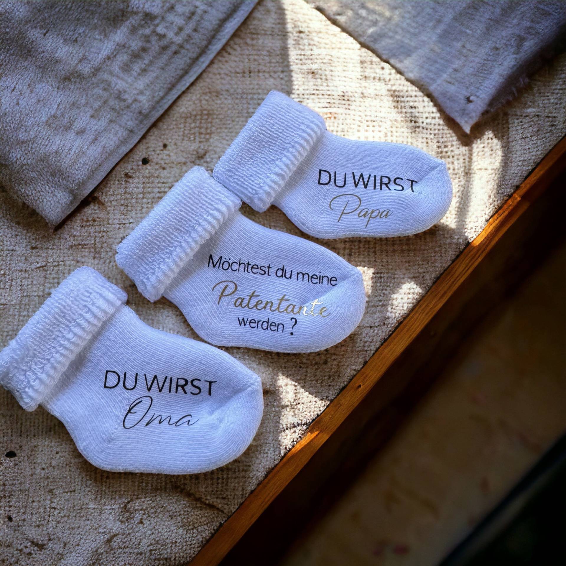 Babysöckchen Personalisierte Socken Baby Geburt Schwangerschaft Verkünden Du Wirst Oma Opa Onkel Tante Papa Babysocke Babysöckchen Personalisierte Socken Baby Geburt Schwangerschaft Verkünden Du Wirst Oma Opa Onkel Tante Papa Babysocke von KiKlahandmadeshop