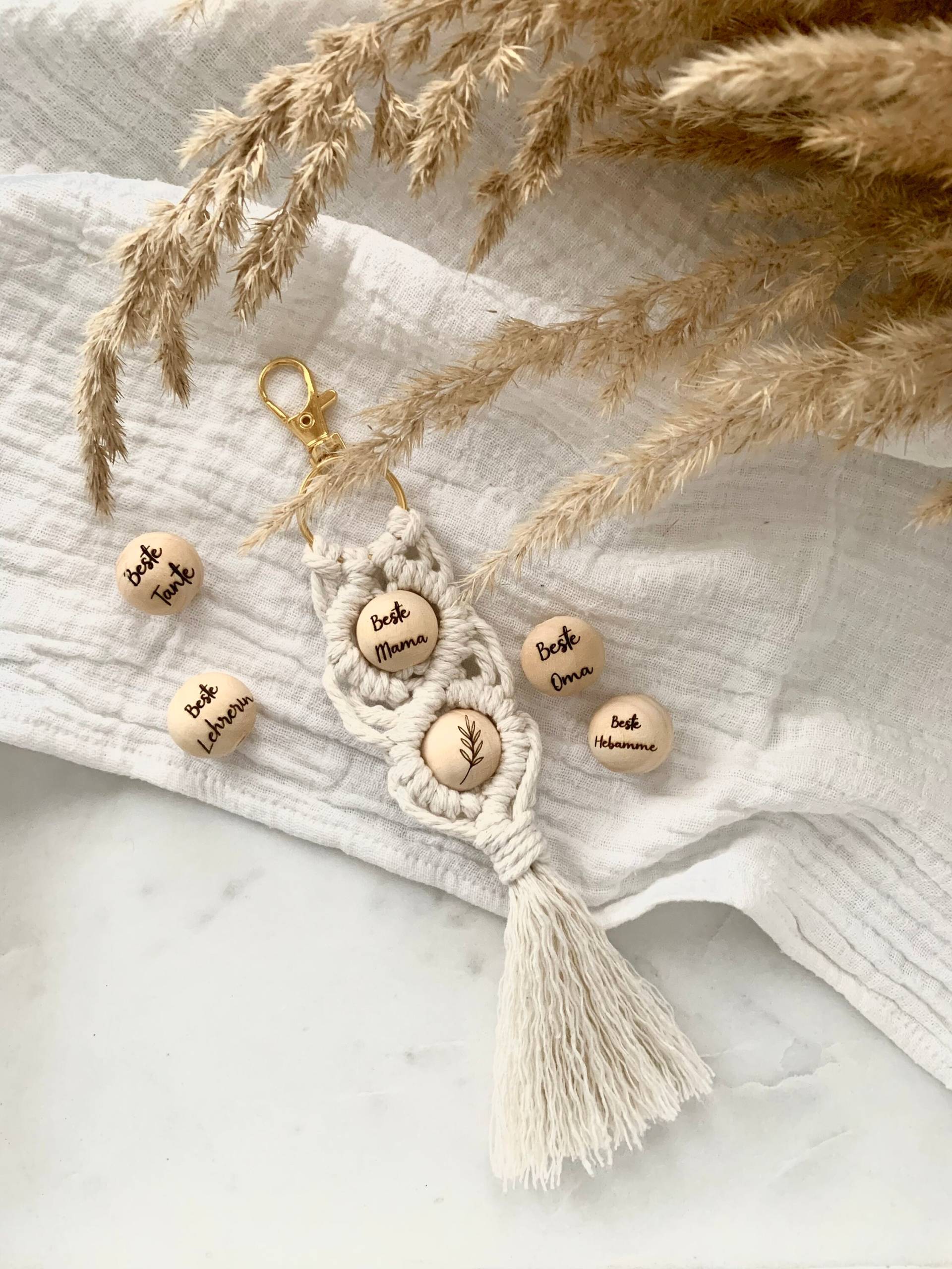 Makramee Schlüsselanhänger | Geschenk Mit Namen Personalisiert, Mama, Oma, Tante, Lehrerin, Hebamme von KiLiLuNi
