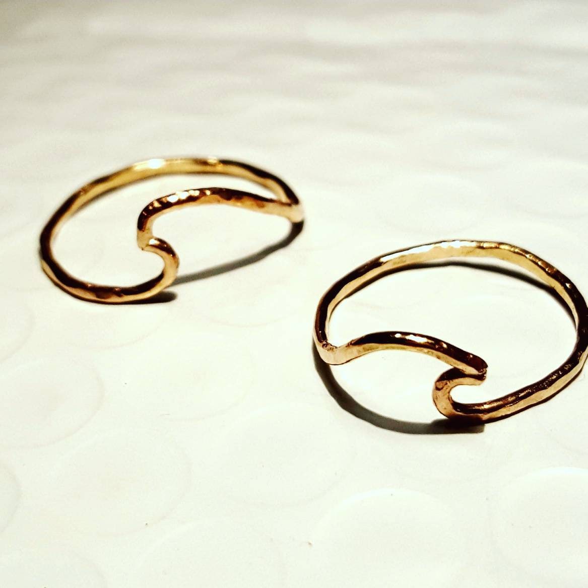 14K Goldfilled Gehämmerter Wellenring von KianasCreations