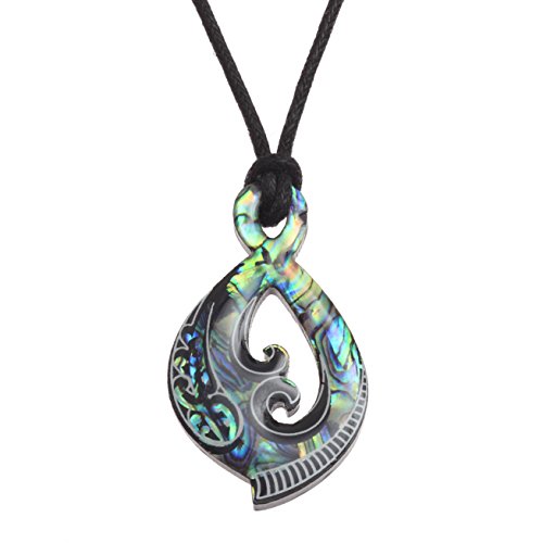 Kiara Jewellery Maori Twist oder Pikorua Anhänger Halskette mit Intarsien mit bläulich-grüner Paua Abalone Muschel an 45,7 cm schwarzer Kordel auf schwarzer Kunststoff-Rückseite. von Kiara Jewellery