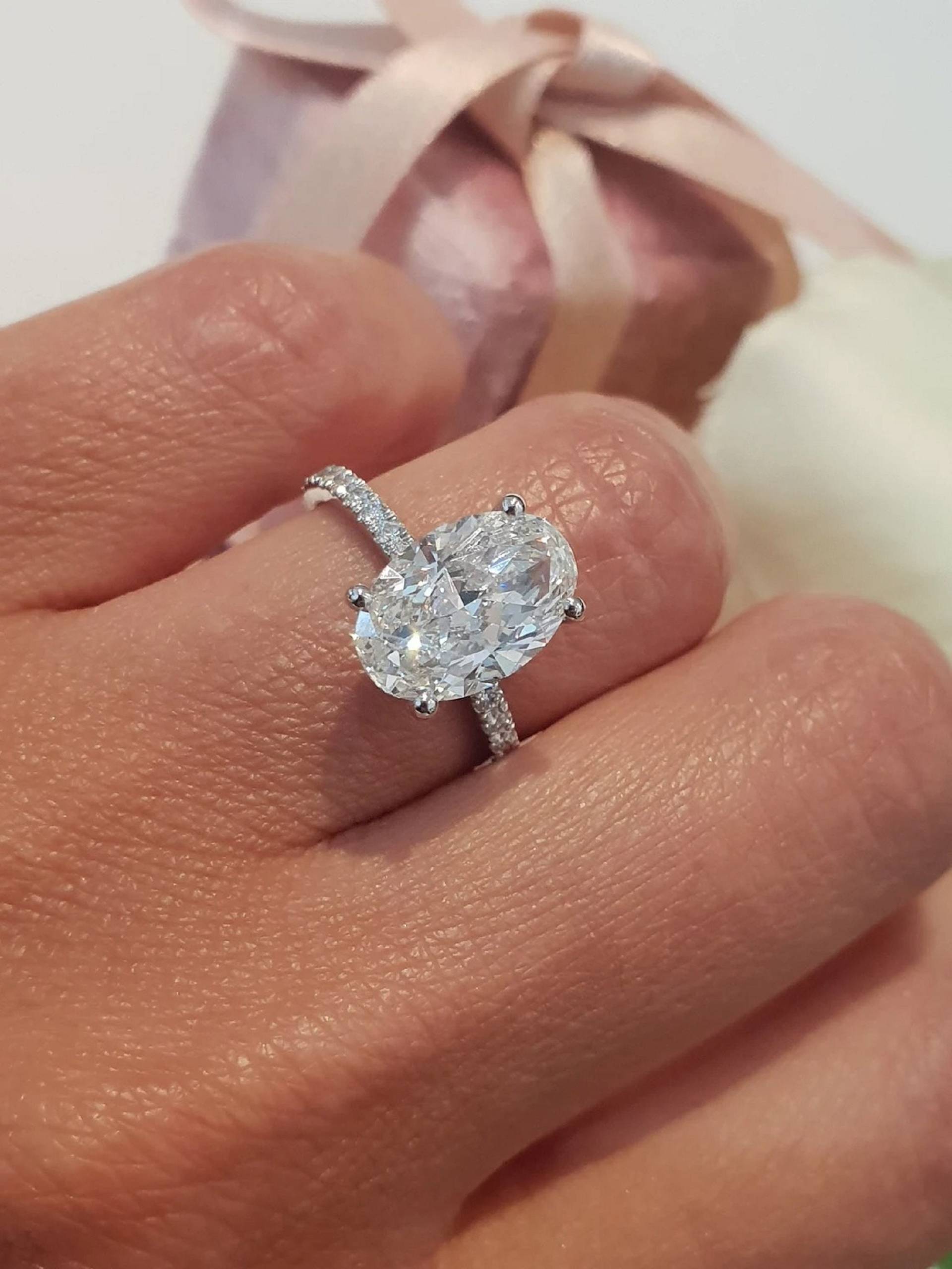 2 Ct Ovaler Moissanit Ring, Solitär Verlobungsring, Hochzeit/Brautring Set, Versteckter Heiligenschein, Weißgold Pave Jahrestag Geschenke von KiaraGemsIN