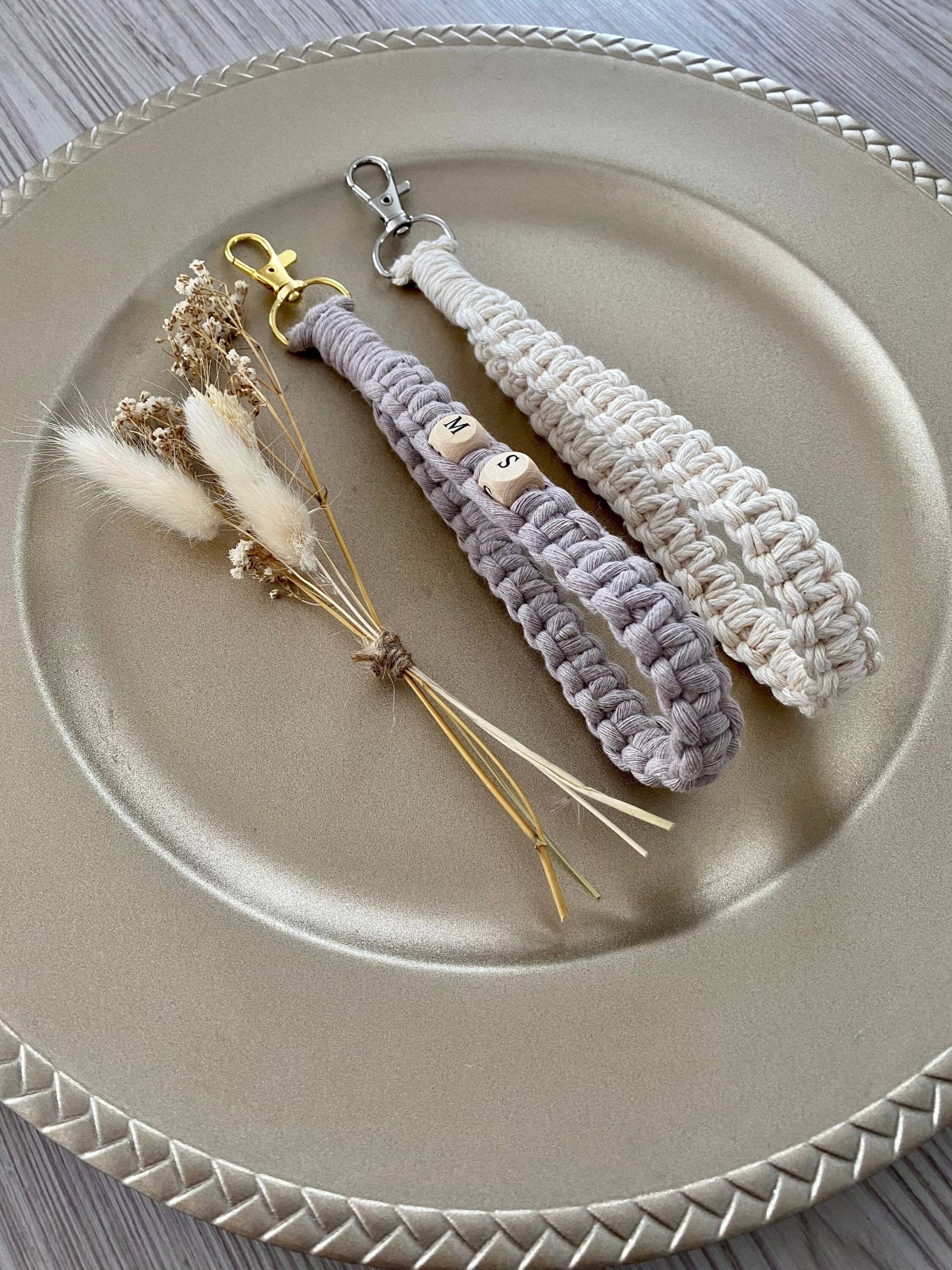 Schlüsselanhänger Makramee, Taschenanhänger, Handgelenk Schlüsselanhänger, Armband, Personalisiert, Personalisiertes Geschenk, Handschlaufe Schlüsselanhänger Makramee, Taschenanhänger, Handgelenk Schlüsselanhänger, Armband, Personalisiert, Personalisiertes Geschenk, Handschlaufe von KibakiHandmadeShop