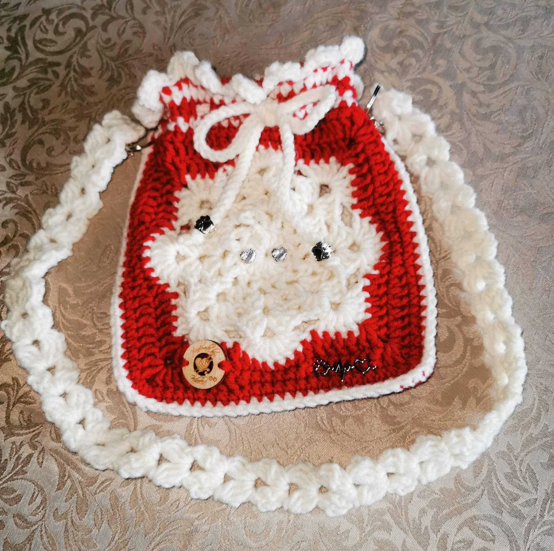 Handtasche Crossbody Leckerli Tasche Futter Beutel Hundetasche Gehäkelt Handarbeit Einzelstück Zweifarbig Mit Kordel, Charmes Pfötchenbeads Handtasche Crossbody Leckerli Tasche Futter Beutel Hundetasche Gehäkelt Handarbeit Einzelstück Zweifarbig Mit Kordel, Charmes Pfötchenbeads von Kibolino