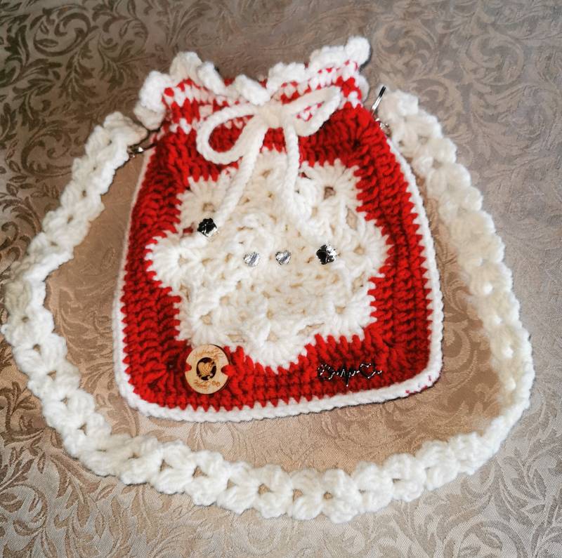 Handtasche Crossbody Leckerli Tasche Futter Beutel Hundetasche Gehäkelt Handarbeit Einzelstück Zweifarbig Mit Kordel, Charmes Pfötchenbeads Handtasche Crossbody Leckerli Tasche Futter Beutel Hundetasche Gehäkelt Handarbeit Einzelstück Zweifarbig Mit Kordel, Charmes Pfötchenbeads von Kibolino
