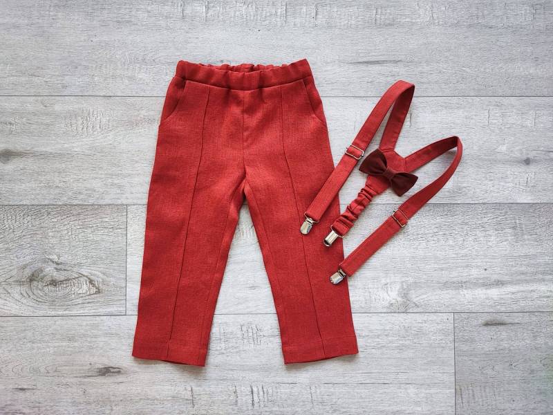 Jungen Leinenhose Mit Hosenträgern & Fliege Orangefarbenes Jungen-Outfit Jungen Leinenhose Mit Hosenträgern & Fliege Orangefarbenes Jungen-Outfit von KichyKidsClothing