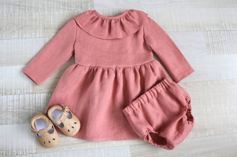 Mädchen Leinenkleider A, Rüschenkragen Kleidungsstück, Lässiges Langarm-Kleid + Höschen von KichyKidsClothing