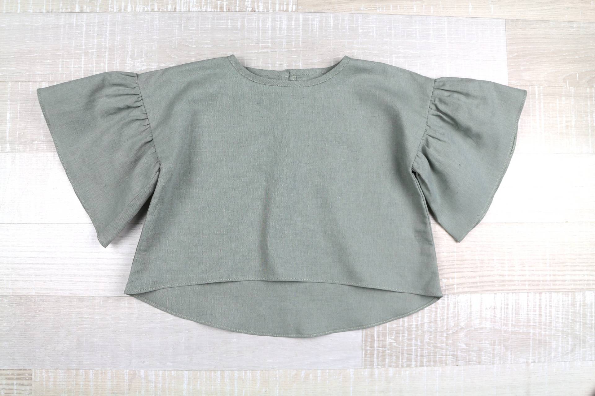 Mädchens Salbeigrünes Top Mit Rüschenärmeln, Kleinkind-Shirt von KichyKidsClothing