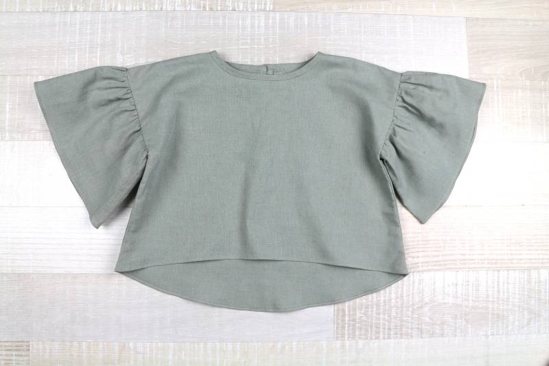 Mädchens Salbeigrünes Top Mit Rüschenärmeln, Kleinkind-Shirt von KichyKidsClothing