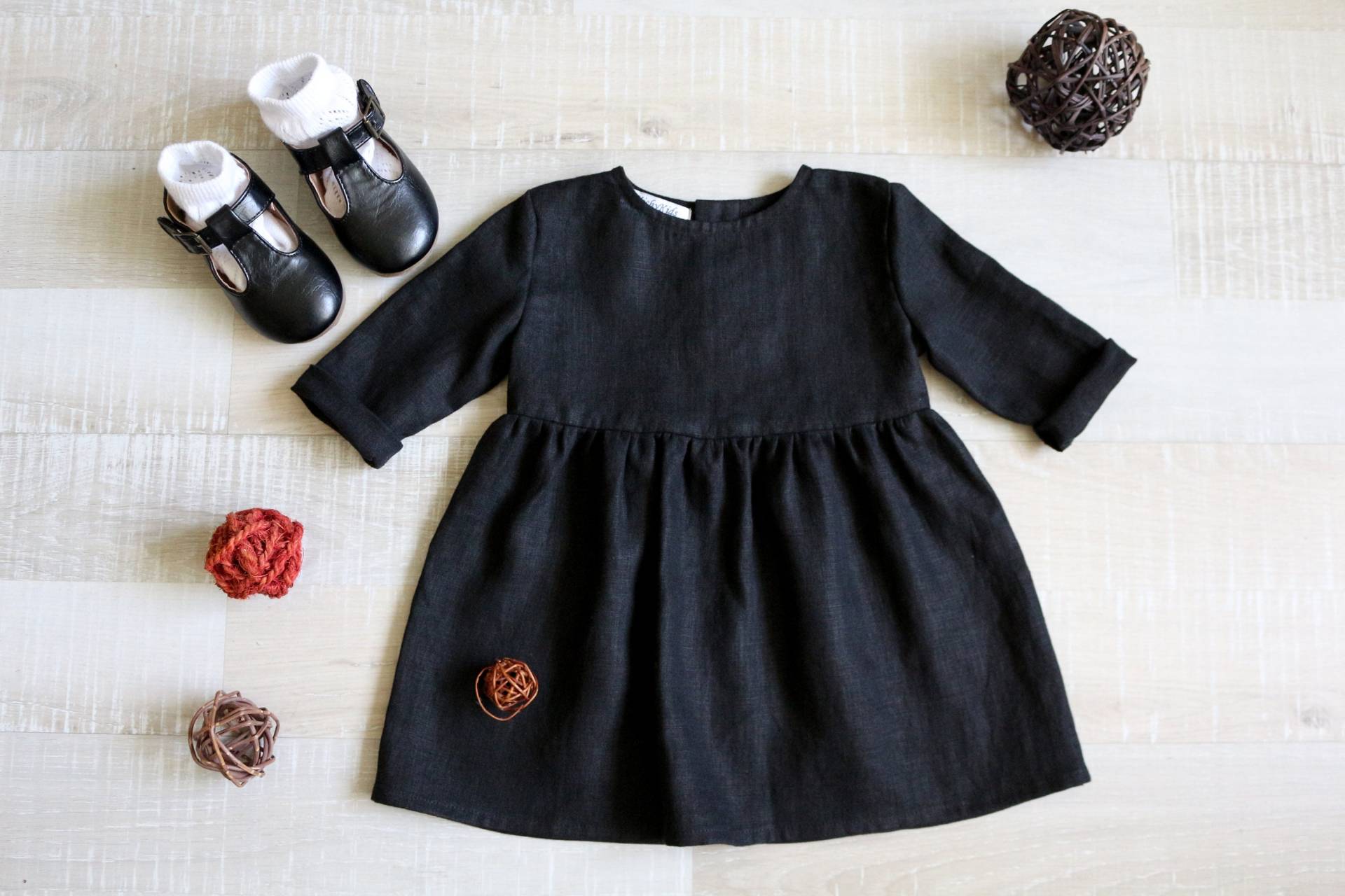 Schwarzes Leinenkleid A, Kleinkindgewand, Schulkleid von KichyKidsClothing