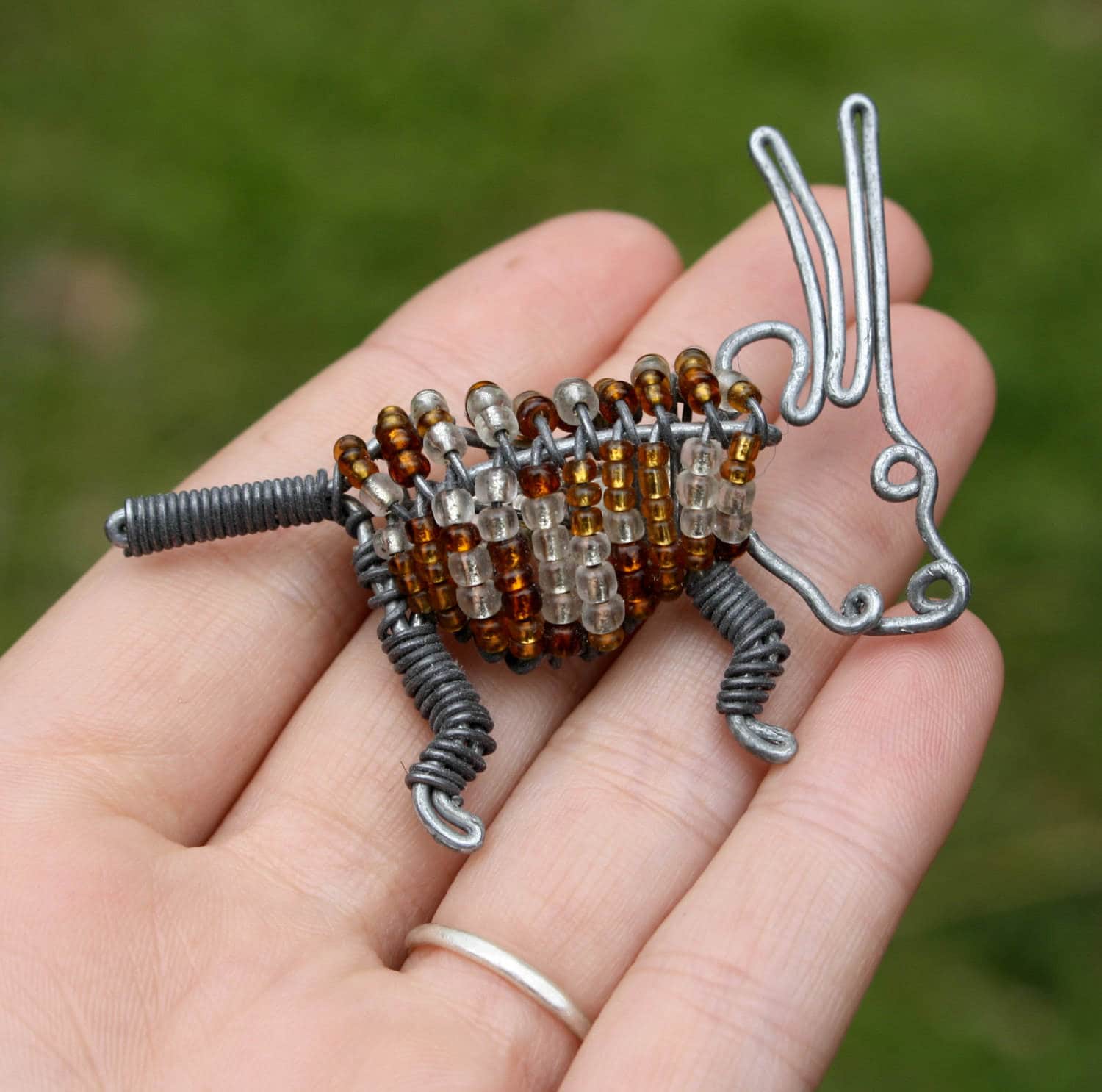 Jackalope Brosche Perlen Draht Westlichen Tier Geformt Epin Gewickelt Perle Südwestlichen Schmuck Armadillo Gebogen Metall Niedlich Handgemachte von KickassHeirlooms