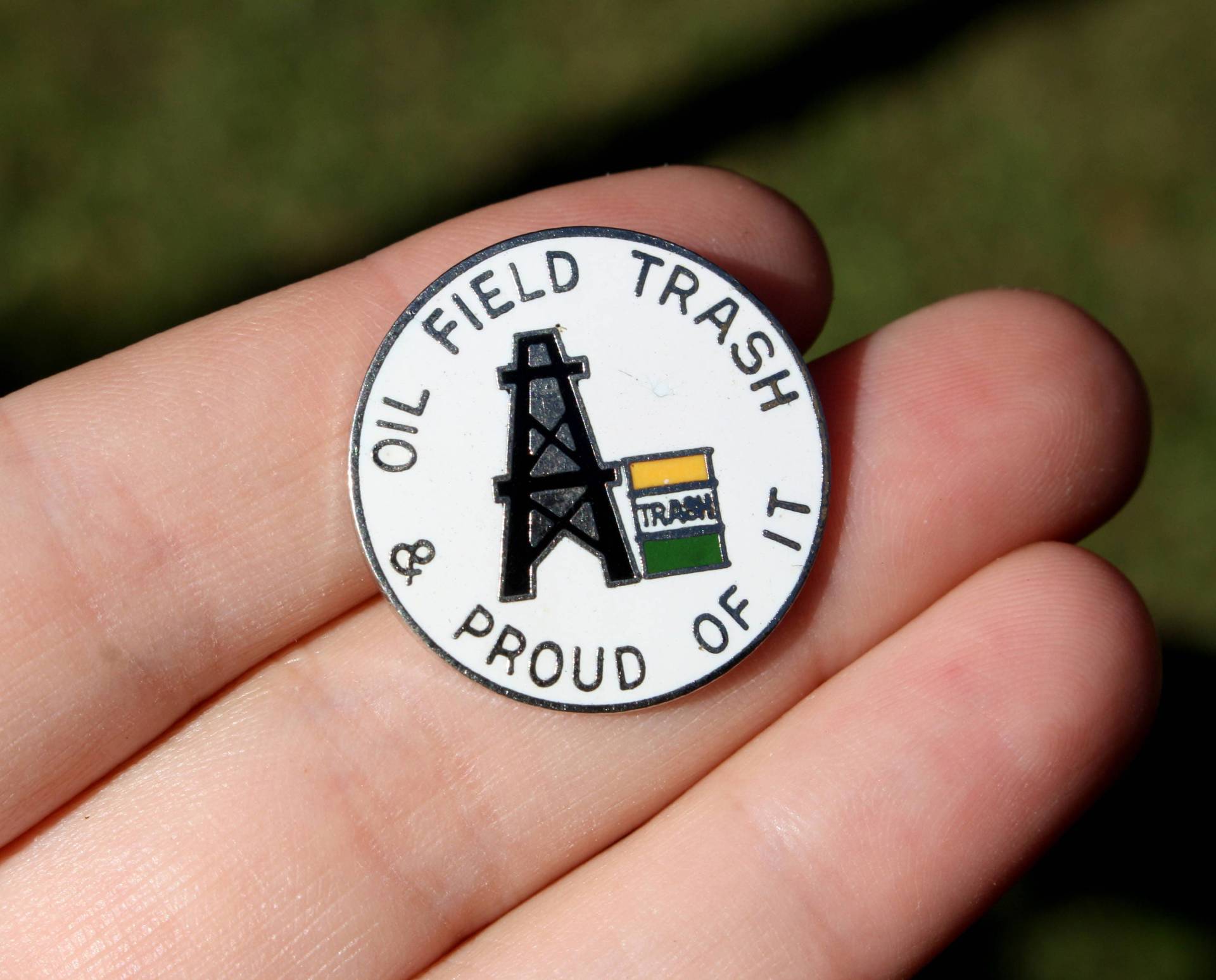 Ölfeld Pin Brosche Trash Und Stolz Darauf Button Metall Öl Texas Texaner Schmuck Western Fossil Fuel Vintage Emaille Cowboy von KickassHeirlooms