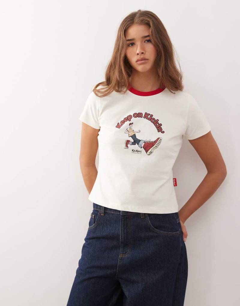 Kickers - Knapp geschnittenes T-Shirt in Winterweiß mit Retro-Grafik Kickers - Knapp geschnittenes T-Shirt in Winterweiß mit Retro-Grafik von Kickers
